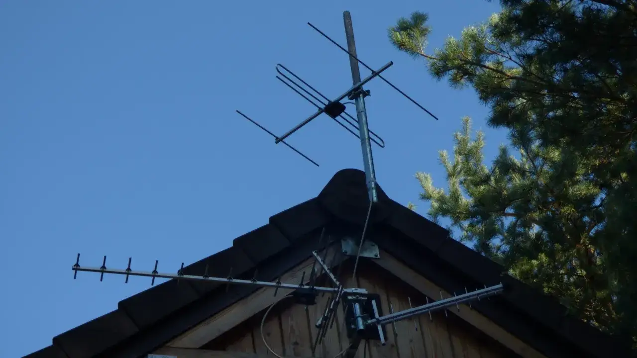 Antena telewizyjna na dachu z widocznymi dwoma antenami
