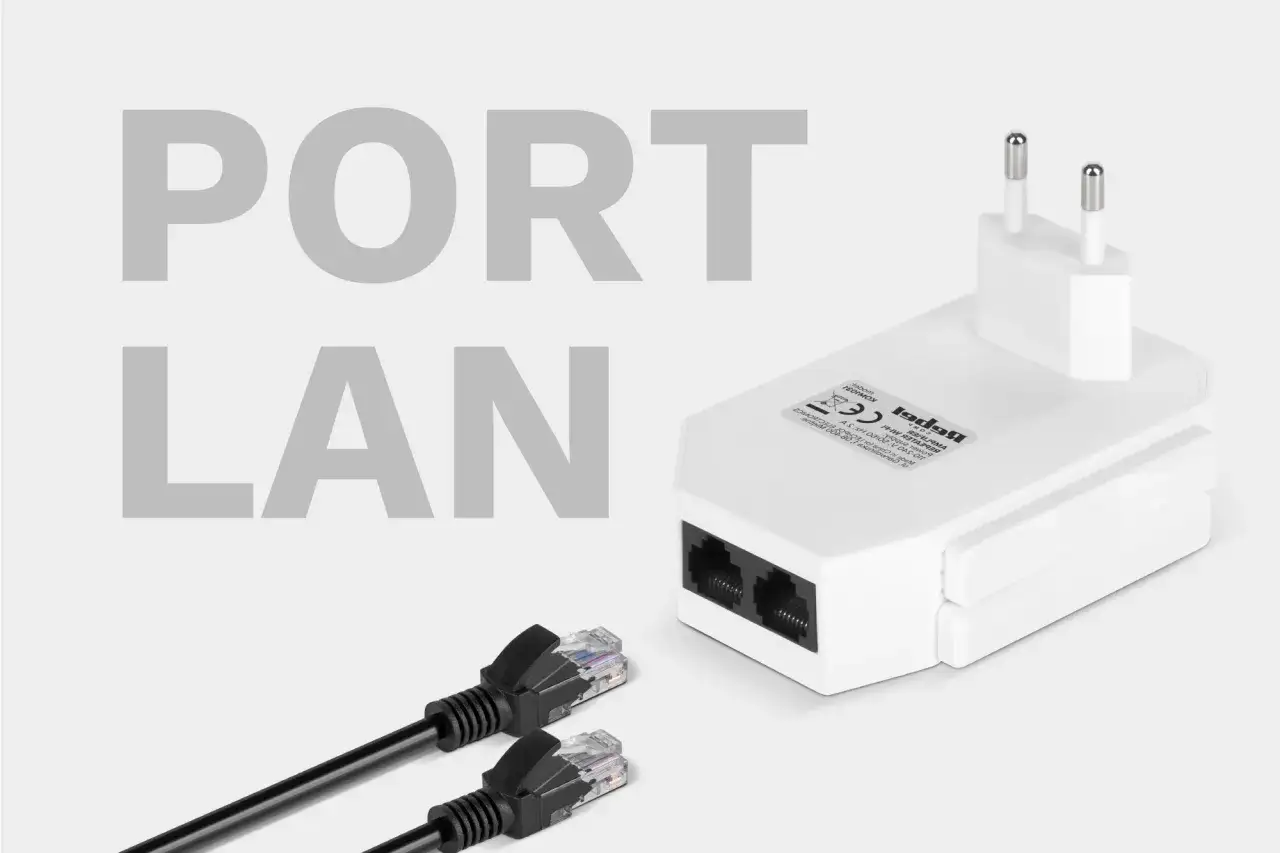 Repeater Wi-Fi z portem RJ45 i podłączonym kablem Ethernet