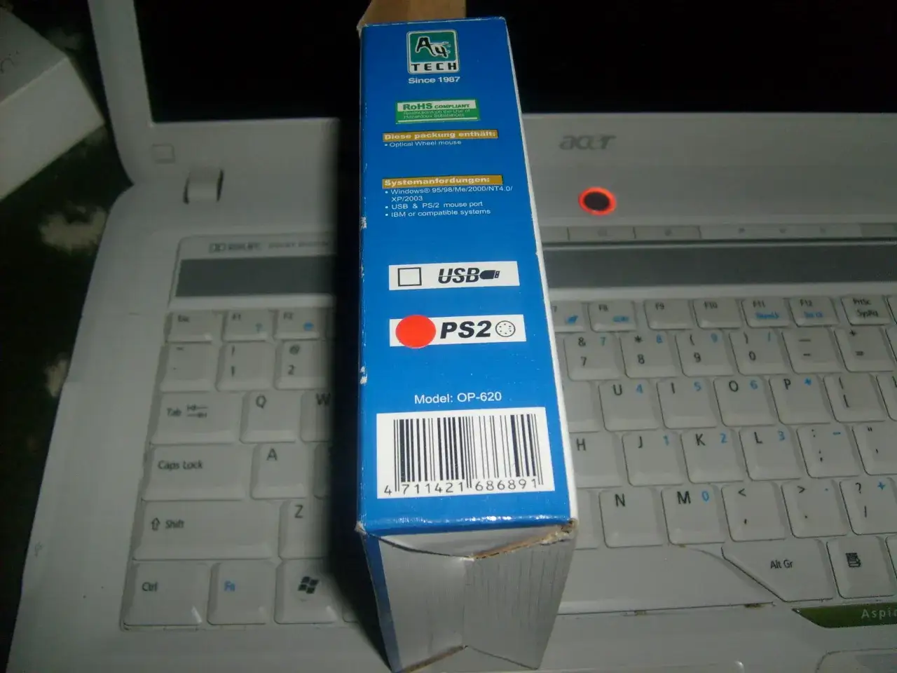 Osoba sfrustrowana próbująca podłączyć niedziałającą mysz PS/2 do portu USB